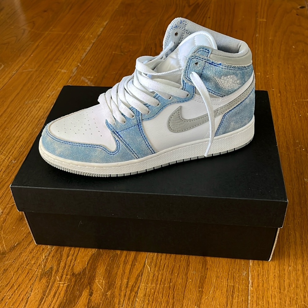 Nike Air Jordan Rarely Worn 1 Hyper Royal Size 7 Youth Excellent Condition
